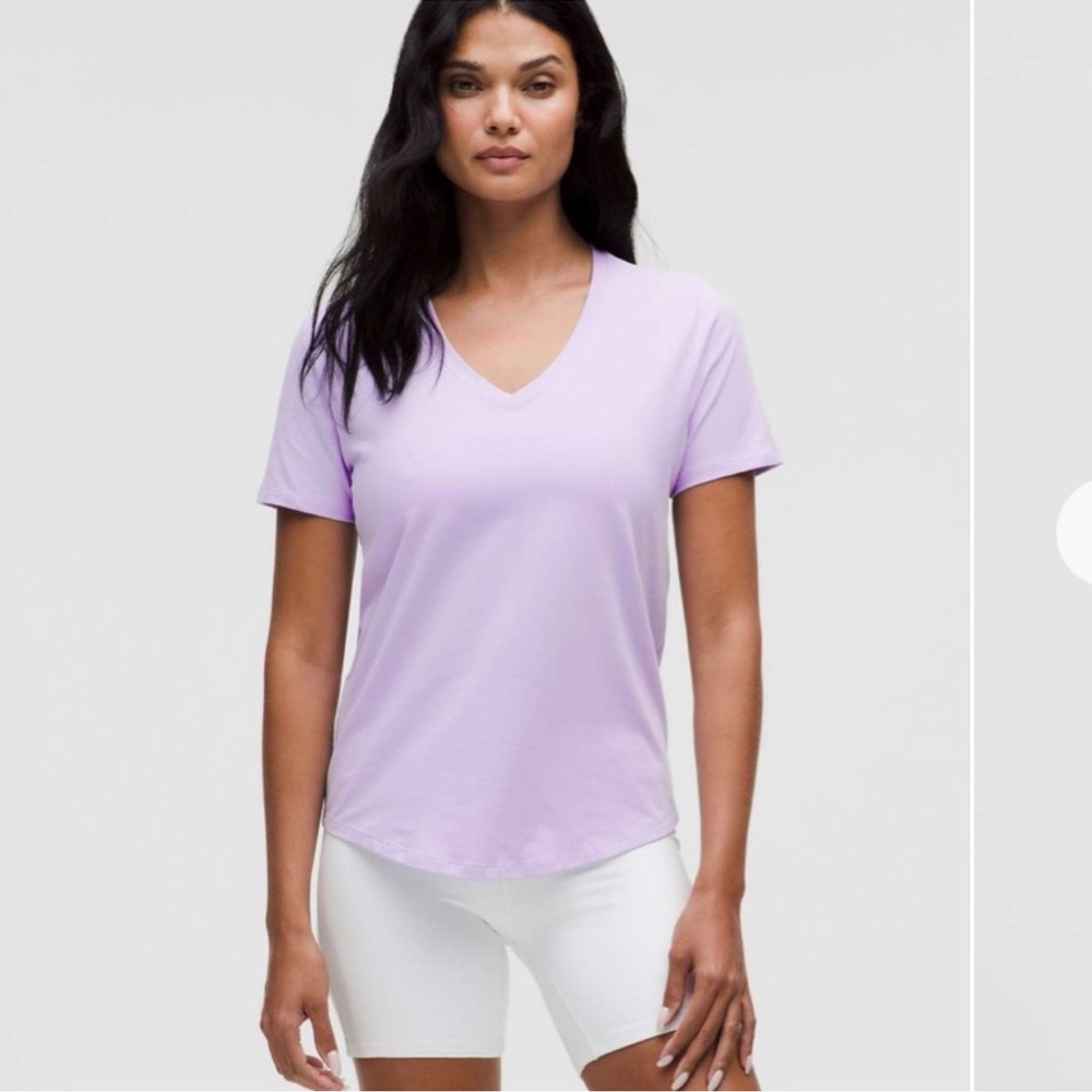 Lululemon Sz 2 LOVE V-NECK T-SHIRT Lavender Frost Lululemon Curved Hem Purple